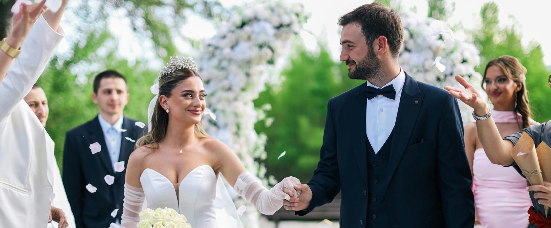 Coral e orquestra tocando ao vivo durante a entrada da noiva em um casamento