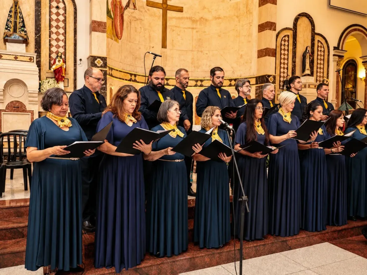 Coral cantando ao vivo em uma celebração religiosa de formatura em uma igreja em Goiânia