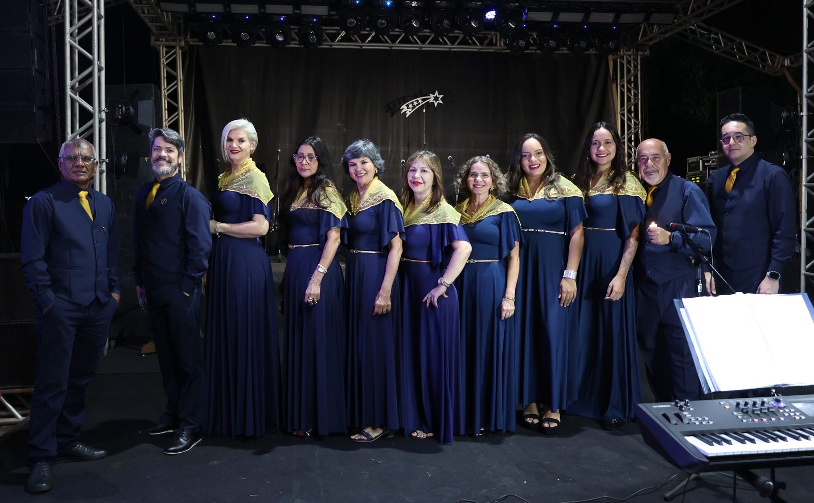 Coral e orquestra para casamento em apresentação ao vivo no palco